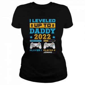 Mens I Leveled Up To Daddy 2022 Soon To Be Dad Fathers Day Shirt Classic Women's T-shirt