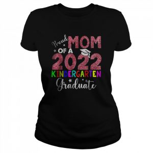 Proud Mom Of A 2022 Kindergarten Graduate T-Shirt Classic Women's T-shirt