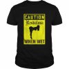 Resbalosa when wet caution when wet spanish  Classic Men's T-shirt