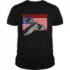 Sr-71 blackbird in action and patriotic American flag  Classic Men's T-shirt