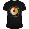 Daisy in a world where you can be anything be kind  Classic Men's T-shirt