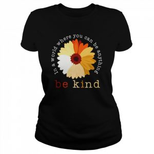 Daisy in a world where you can be anything be kind  Classic Women's T-shirt